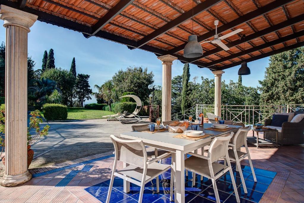 Il portico di Villa Demetra con tavolo da pranzo affacciato sul giardino