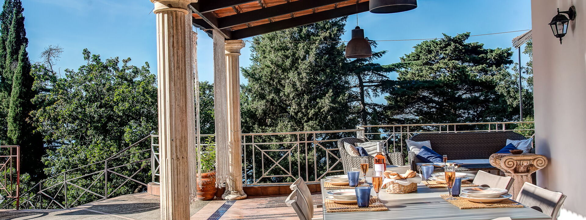 Il portico di Villa Demetra affacciato sul verde
