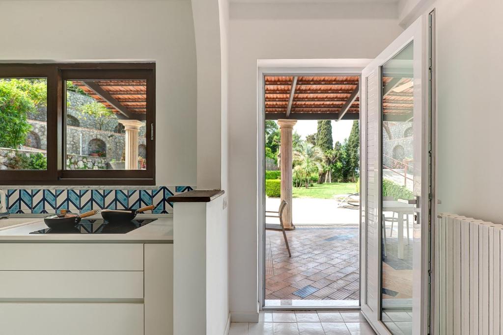 Il passaggio dalla cucina al portico e al giardino