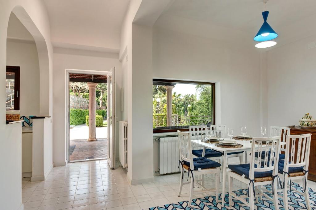 La zona pranzo e la porta aperta verso il portico